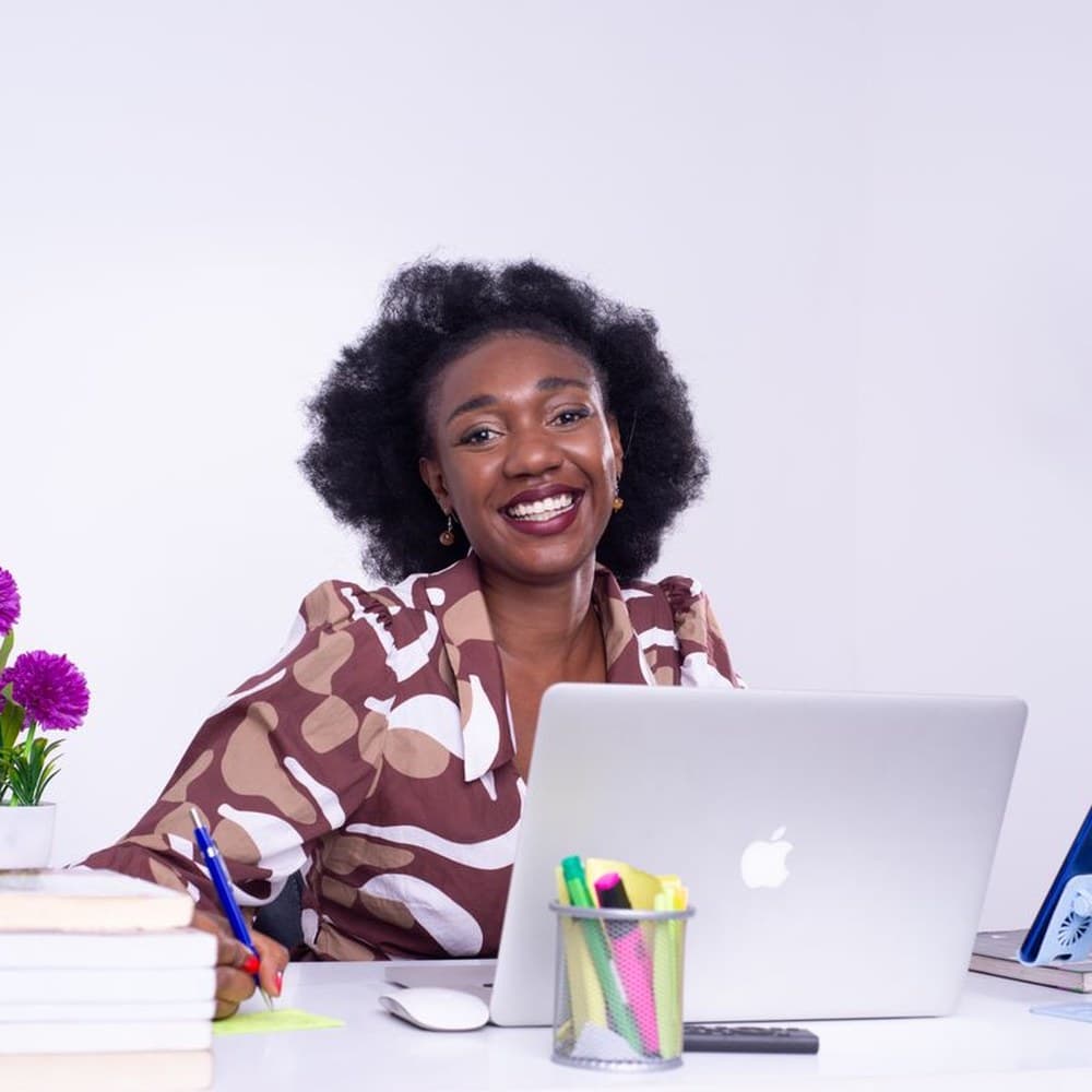 Candidate souriante devant son ordinateur